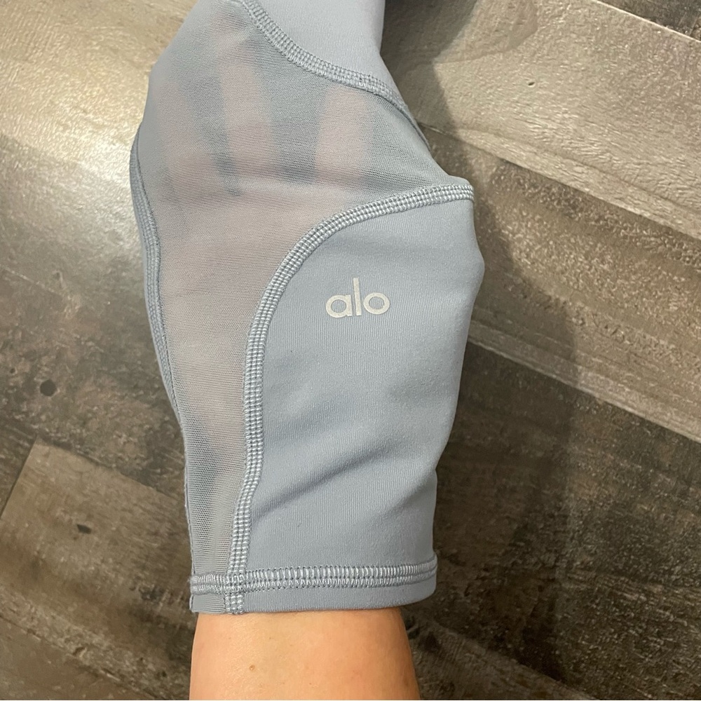 Alo Yoga Coast Capri Leggings High Waist Mesh Cropped Women’s size S Blue Haze - Picture 9 of 12